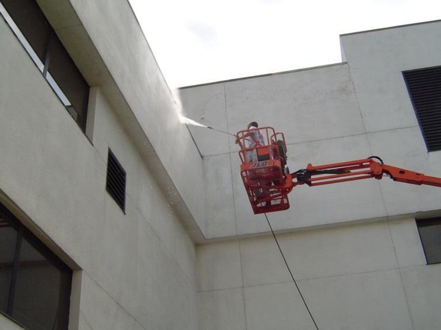 Stucco façade crack treatment and protective finish with RD-Elastoflex Crack repair and stucco façade renovation with textured RD-Elastoflex Quartz