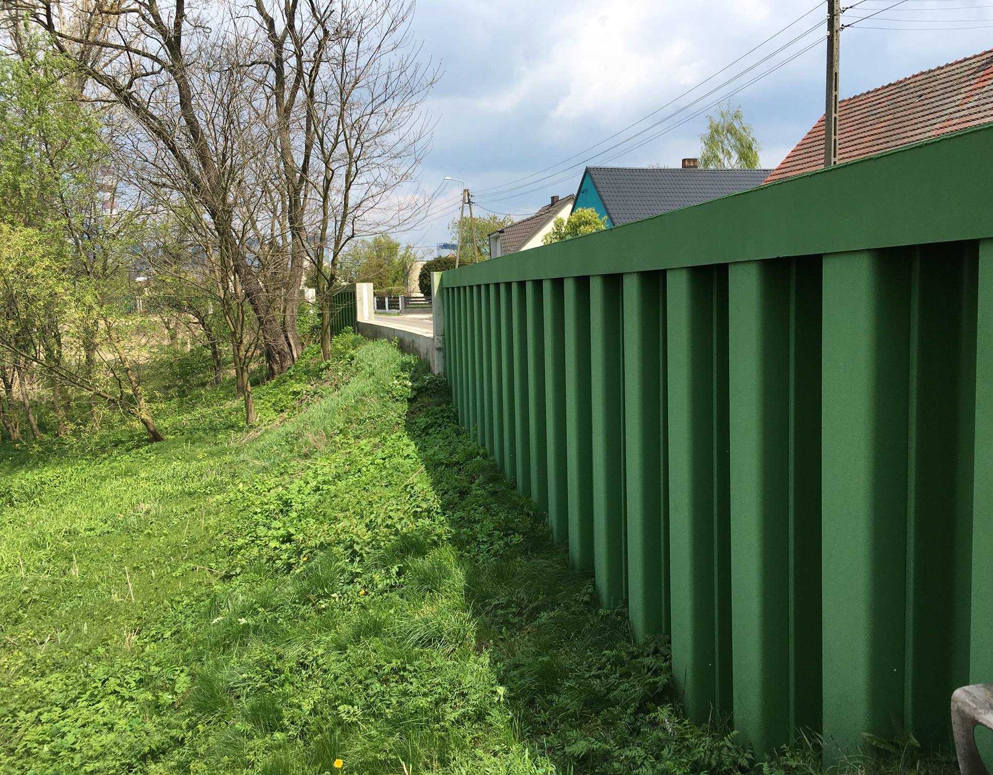 Steel sheet piles painted green with RD-Elastometal