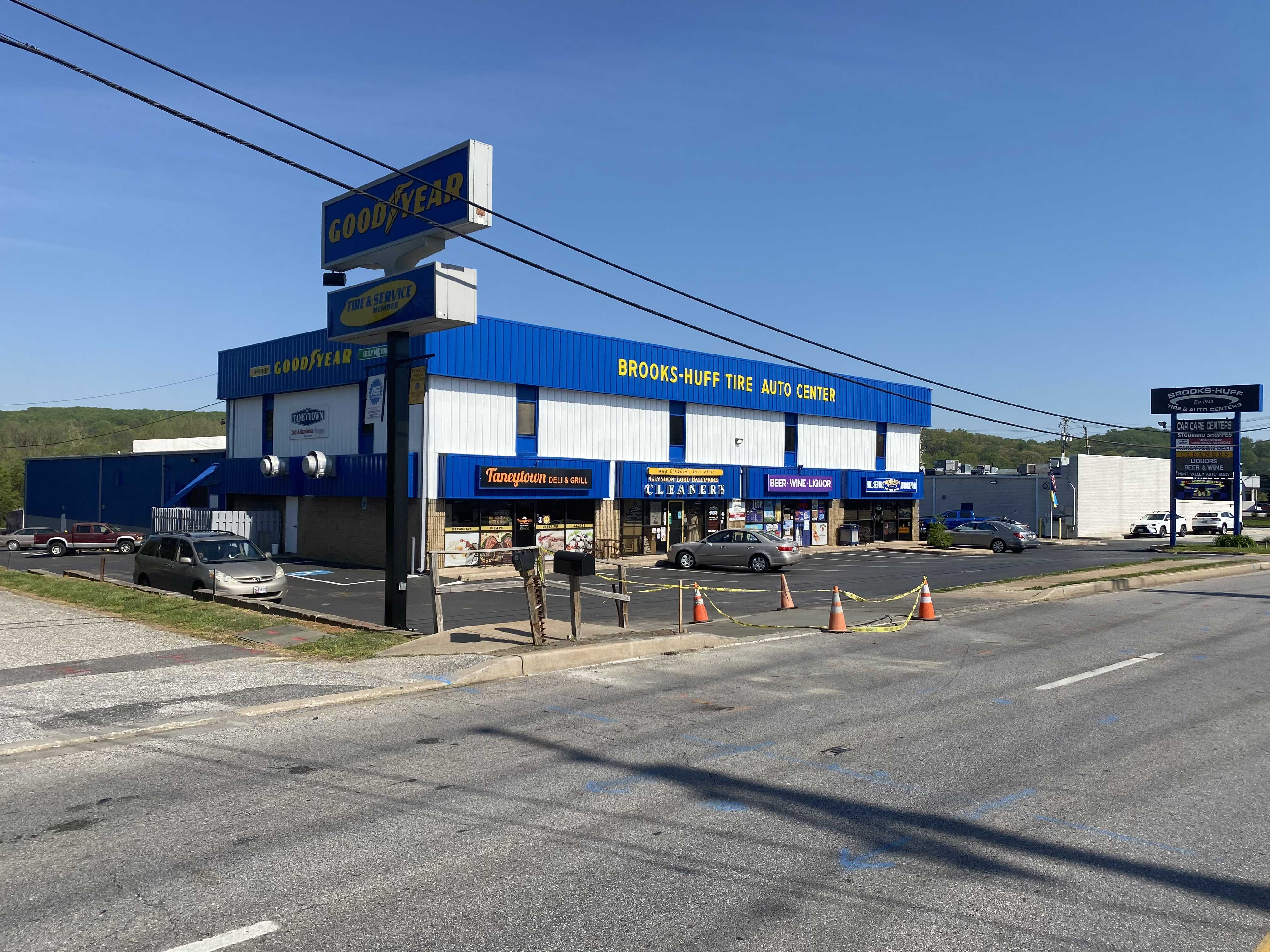 Repainting and anti-corrosion protection of a metal cladding on an auto center