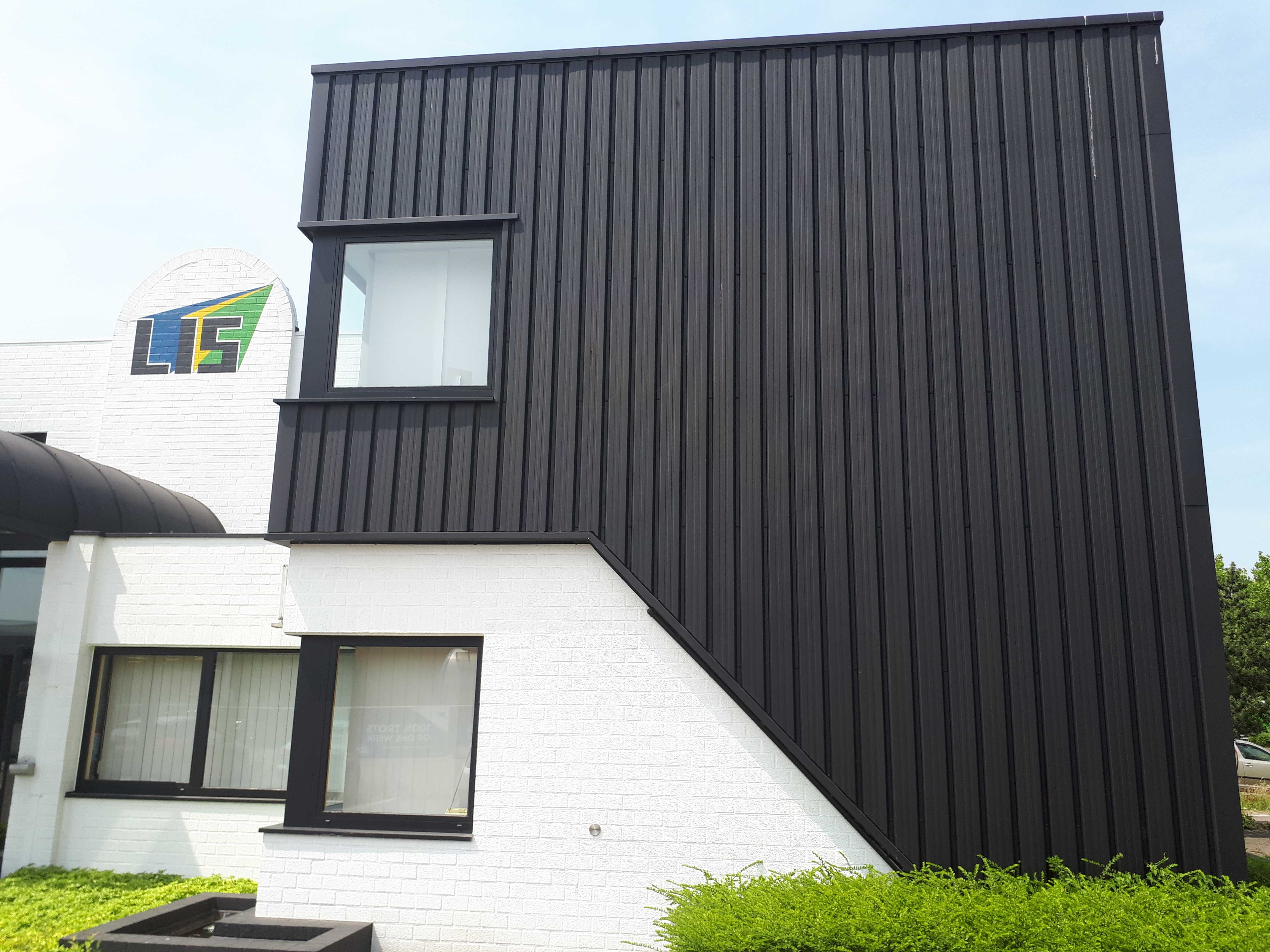Repainting and anti-corrosion protection of metal cladding on a building facade
