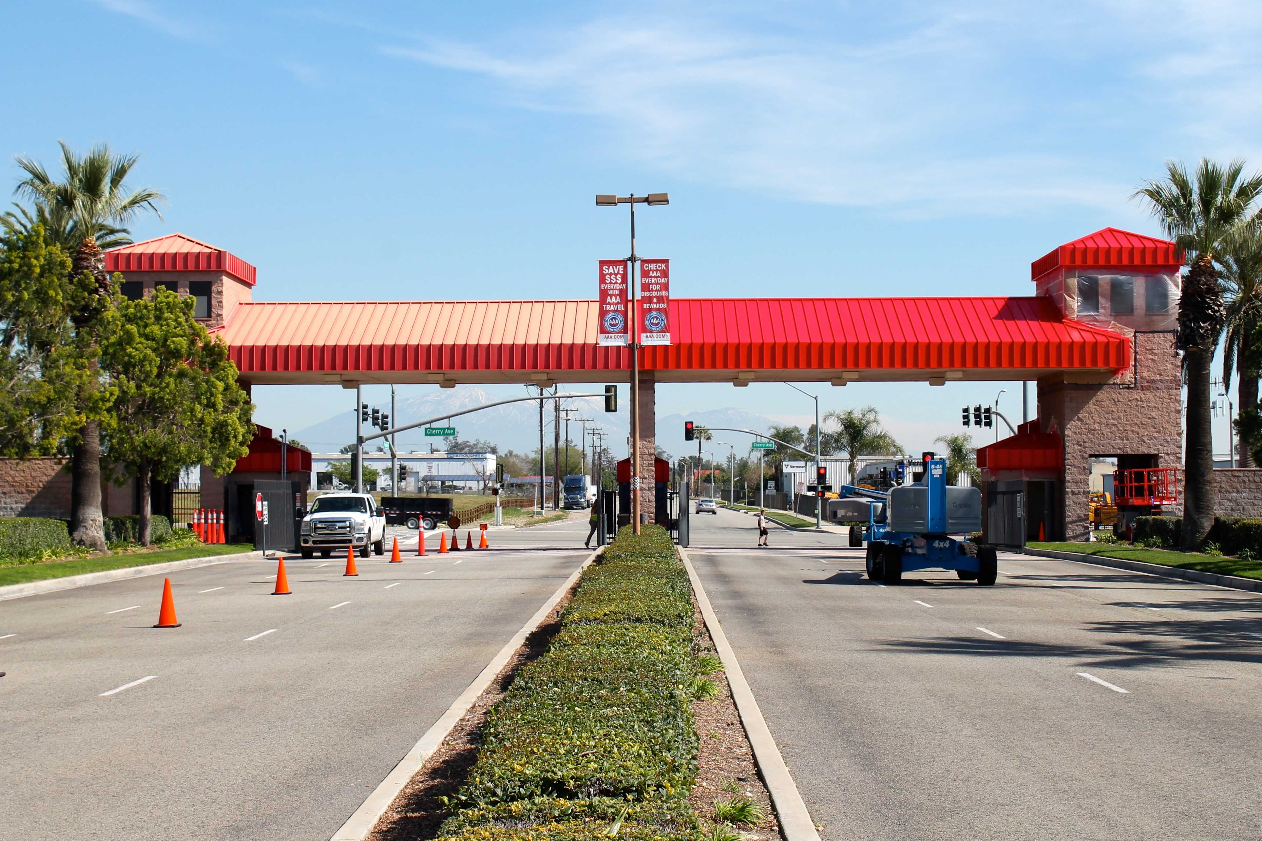 Painting and anti-corrosion protection of entrance metal structures with steel roofing